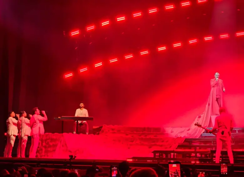 Así se vio en Medellín la capa roja de cinco metros llenas de flores tejidas con la que cantó Olvídame tú y que permaneció extendida un par de canciones más. FOTO Claudia Arango Holguín