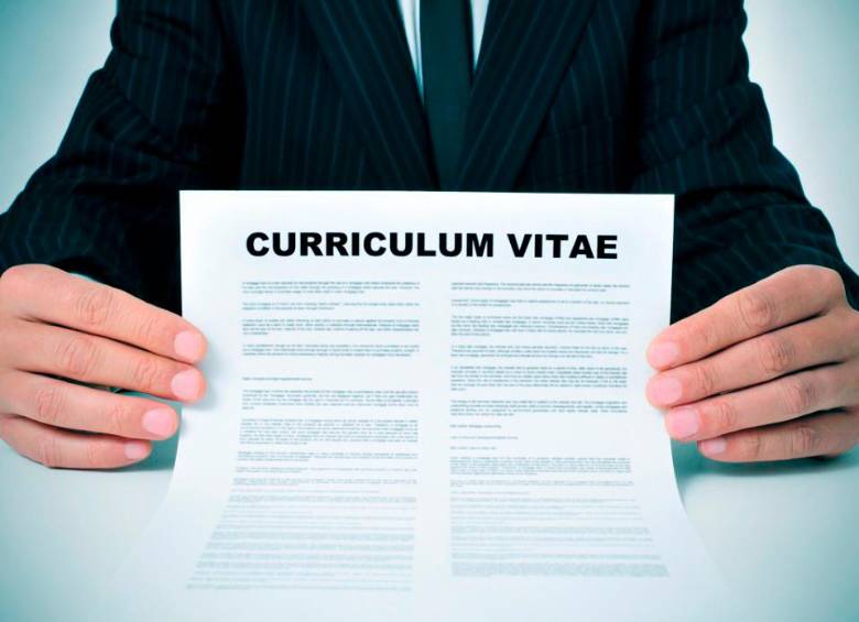 La hoja de vida estilo Harvard es un formato que organiza la información de forma clara y profesional, destacando datos personales, resumen del perfil, formación académica, experiencia laboral y habilidades clave. FOTO: Shutterstock