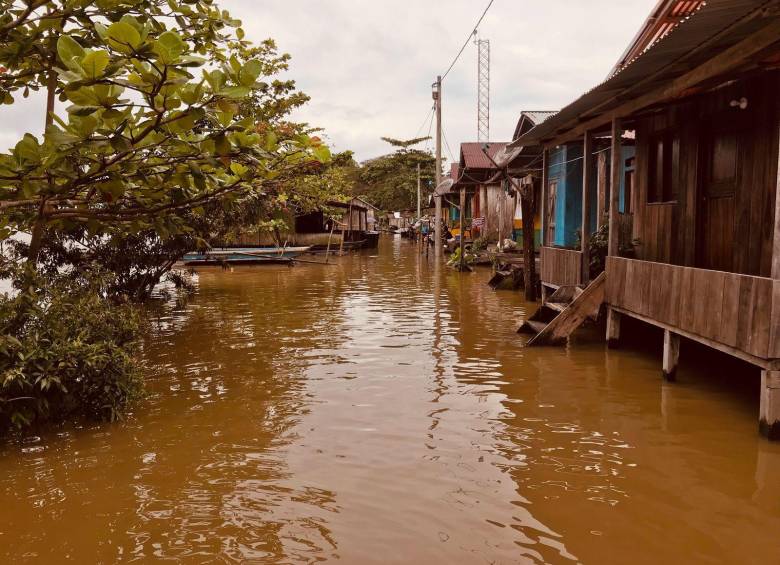 La cota del río Atrato está hasta tres metros por encima de su nivel normal, causando graves inundaciones. FOTO: Alcaldía de Vigía del Fuerte