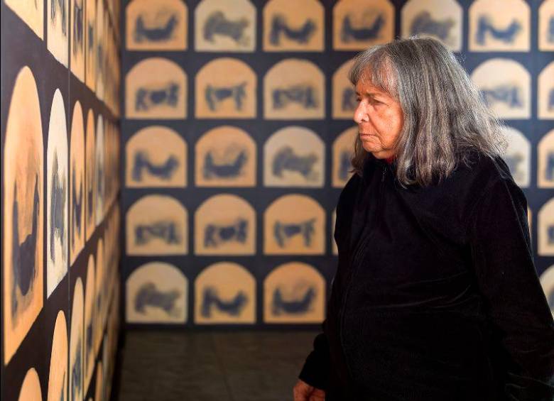 La maestra Beatriz González viendo su obra A Posteriori, de la exposición Bruma. Foto Cortesía Juan Barbero para la Dirección de Patrimonio Cultural Unal.