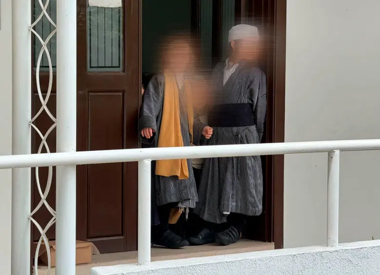 Dos de los pequeños de la secta judía Lev Tahor vestidos con los trajes de su religión. FOTO Cortesía