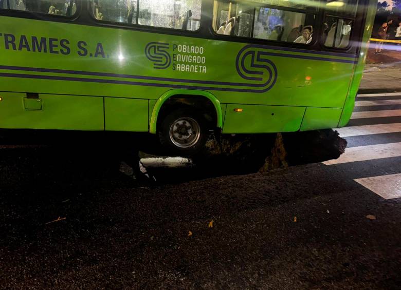 La socavación se abrió en la Avenida El Poblado, en el punto de cobertura de la quebrada La Presidenta. FOTO CAMILO SUÁREZ