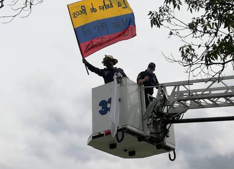 Los bomberos están preocupados porque con está resolución al menos 140 bomberos de Medellín estarían en peligro de quedar por fuera. Foto Manuel Saldarriaga 