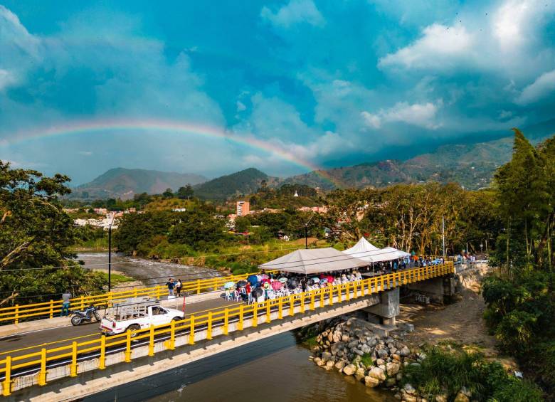 El nuevo puente cuenta con 70 metros de vía pavimentada. FOTO: Cortesía