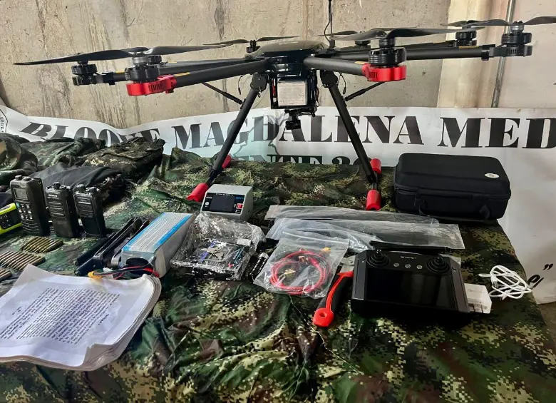 Este fue el dron que incautó el Ejército en San Andrés de Cuerquia un día antes de los sobrevuelos en Hidroituango que obligaron a cancelar la visita del alcalde de Medellín, Federico Gutiérrez, y del gobernador de Antioquia, Andrés Julián Rendón. FOTO: CORTESÍA EJÉRCITO NACIONAL