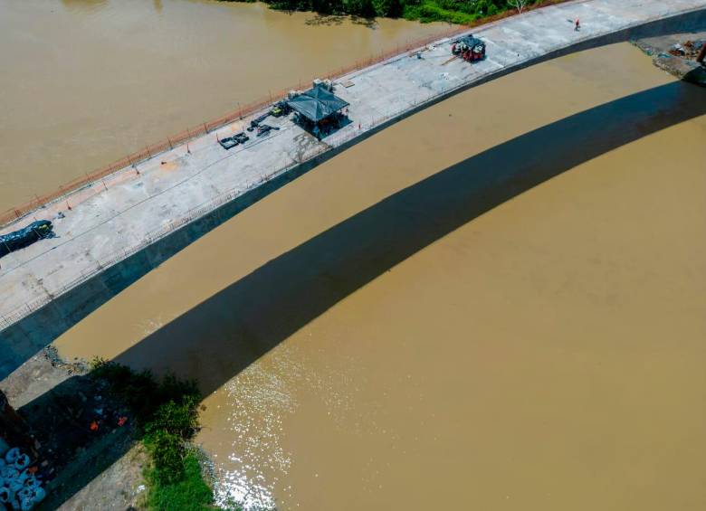 Aspecto del viaducto sobre el río León, que conectará al muelle con la central de Puerto Antioquia. FOTO: Cortesía