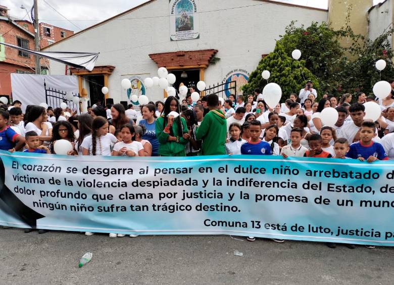 Los habitantes de la comuna 13 se tomaron sus calles para pedir justicia por el asesinato de Alexis. FOTO: CORTESÍA