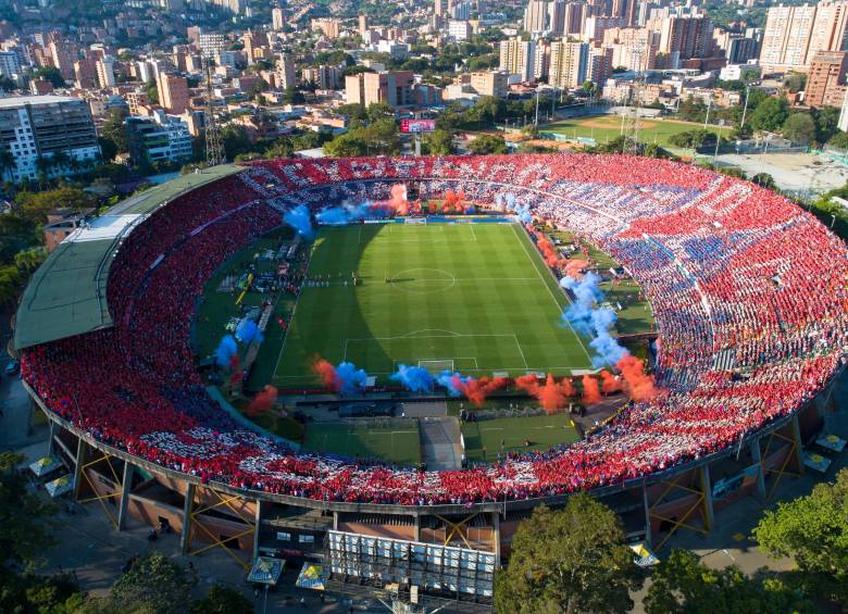 Un grupo de 200 aficionados de cada barra organizada de Nacional y Medellín esperan ser autorizados para ingresar al Atanasio Girardot, el próximo 27 de marzo, para el clásico entre rojos y verdes. FOTO EL COLOMBIANO