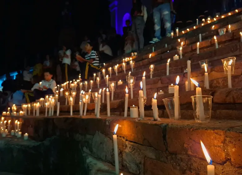 Con velas encendidas, habitantes de Buriticá expresaron su solidaridad con la familia de Michelle Dayana. Foto: Alcaldía Buriticá