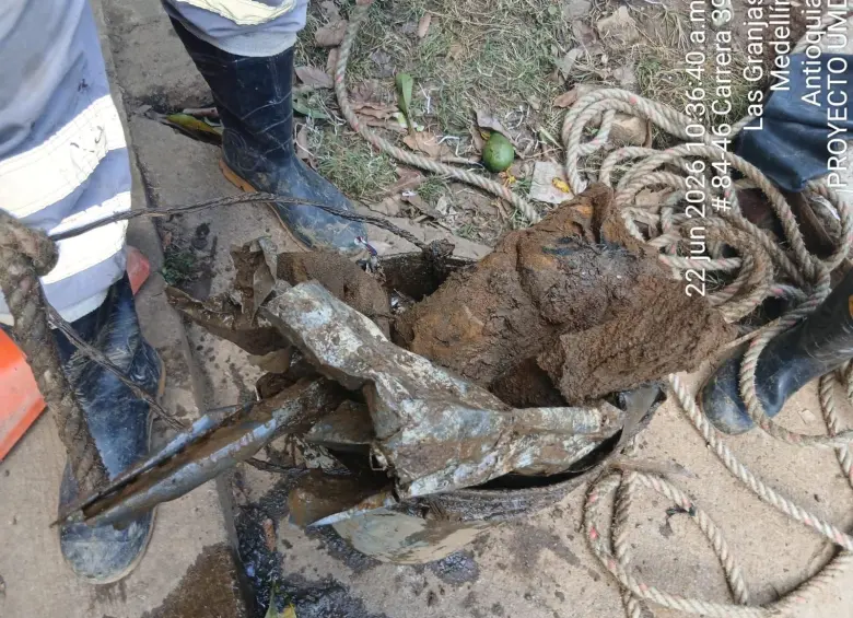 Estos fueron otros de los elementos hallados durante la revisión a la quebrada La Máquina, en el nororiente de Medellín, y que estaban afectando el flujo de los desagües. FOTO: CORTESÍA ALCALDÍA DE MEDELLÍN