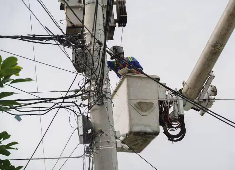 Millones de usuarios en la región Caribe siguen pagando la sobretasa en la factura de energía, pese a los fallos del Consejo de Estado que ordenan su eliminación. FOTO: Air-e.