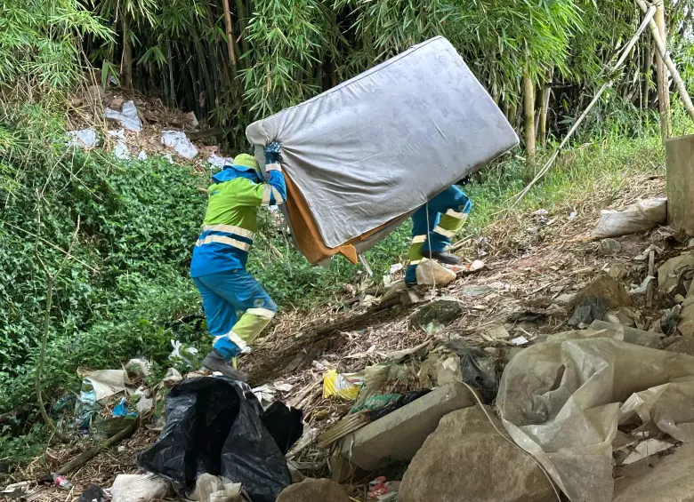 Operativo de intervención en el espacio público en Rionegro. FOTO: CORTESÍA