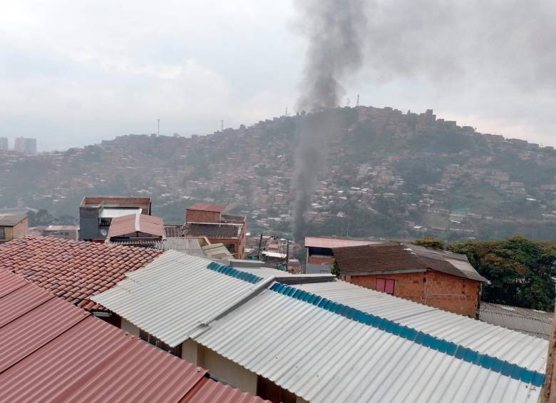 En varios sectores del occidente de Medellín podía observarse la columna de humo ocasionada por el incendio. FOTO: CORTESÍA