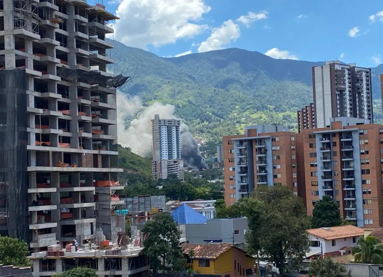 Controlado el incendio de gran magnitud en una empresa de espumas de La Estrella, Antioquia