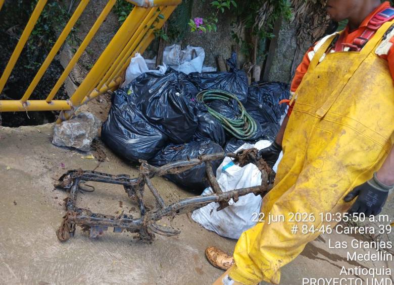 Entre las partes encontradas está el chasis de una motocicleta que se encontraba en uno de los canales de la quebrada La Máquina, la misma que se desbordó el pasado 3 de abril y que dejó un niño muerto. FOTO: CORTESÍA ALCALDÍA DE MEDELLÍN