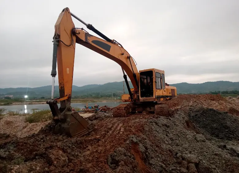 Entre los elementos destruidos también había una retroexcavadora. FOTO: EJÉRCITO