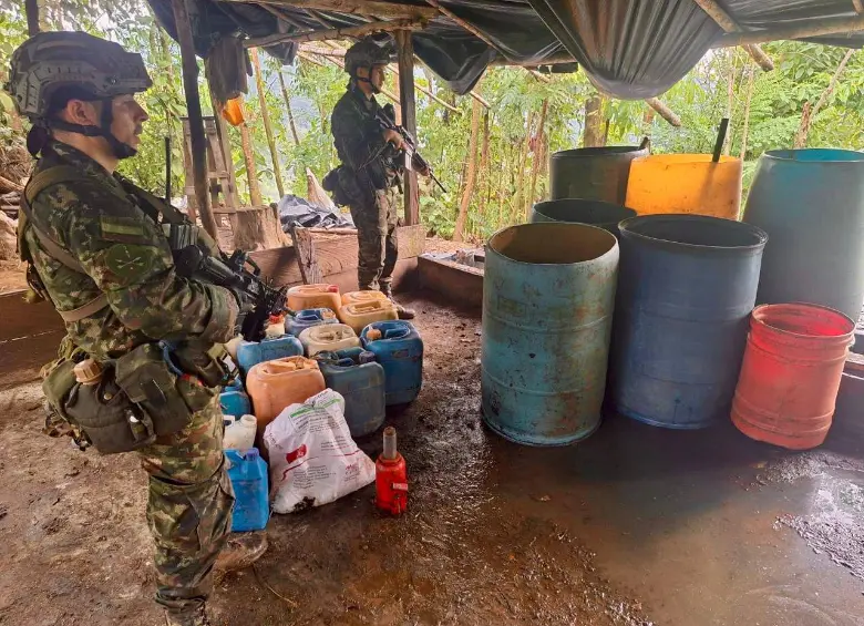 El Ejército incautó más de 120 kilogramos de pasta base de coca y destruyo múltiples insumos químicos, tanto sólidos como líquidos. FOTO Cortesía Cuarta Brigada.