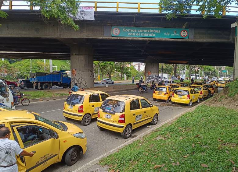 Imagen de referencia de un grupo de taxis por la ciudad. Foto: Cristian Vásquez Arroyave. 