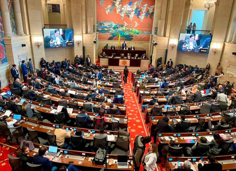 La plenaria del Senado incluyó un artículo en la reforma que busca la reducción de los salarios de los congresistas para que tenga vigencia desde 2023.