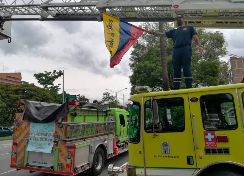 Según los oficiales del cuerpo de bombero de Medellín, está resolución pone unas condiciones muy exigentes para poder estar en un cuerpo de bomberos. Foto Manuel Saldarriaga 