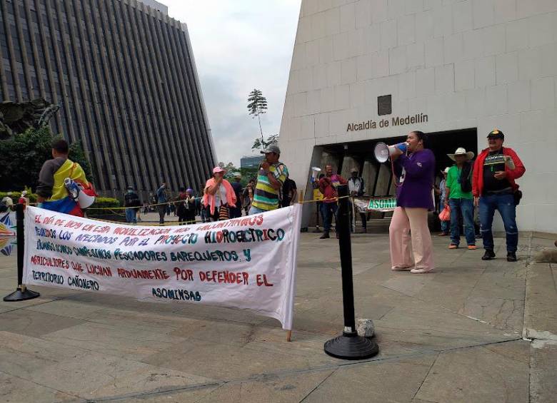 El movimiento Ríos Vivos protagonizó una nueva jornada de manifestaciones en el Centro Administrativo La Alpujarra. FOTO: JACOBO BETANCUR