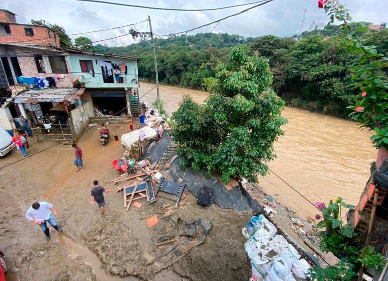 Deslizamientos, viviendas inundadas y carros atrapados: las afectaciones que dejaron las lluvias en Medellín 