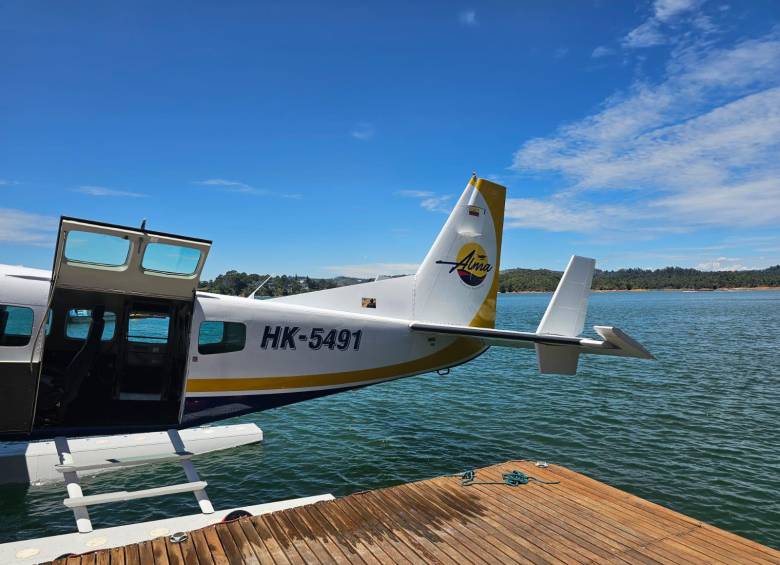 Imagen del hidroavión en el muelle de embarque. Foto: cortesía.