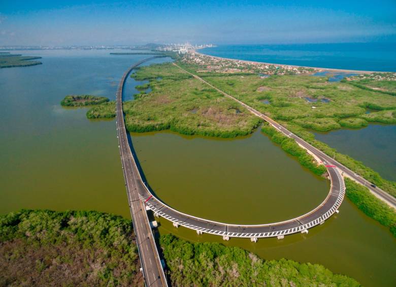 En la concesión Ruta Costera, sobresale el Viaducto El Gran Manglar sobre la ciénaga de La Virgen. FOTO cortesía isa