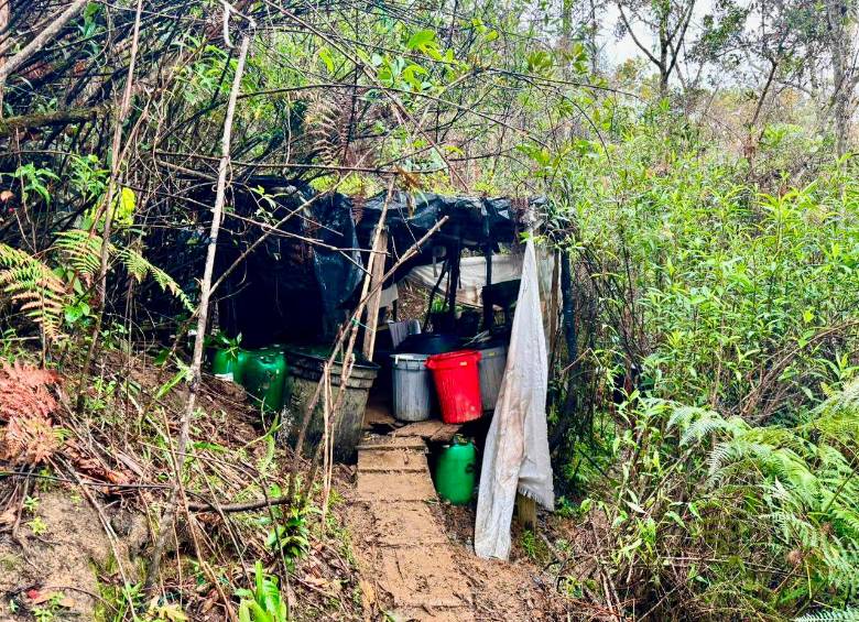 El complejo estaba compuesto por cinco estructuras precarias pero con gran capacidad de producción. FOTO: CUARTA BRIGADA