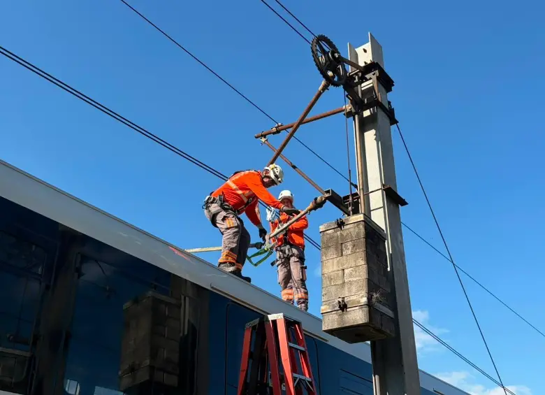 El servicio del metro, debido al daño de la catenaria, tiene suspendido el servicio en el sur del Valle de Aburrá. A esta hora avanzan las labores de reparación del daño eléctrico. FOTO: CAMILO SUÁREZ