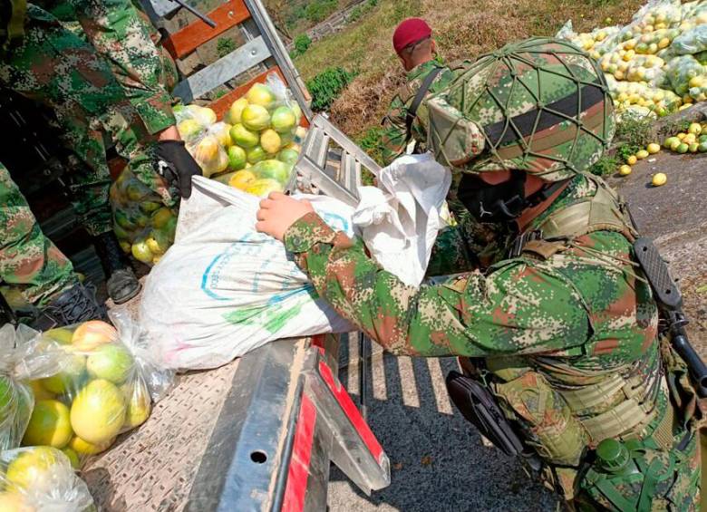 El arsenal militar estaba escondido entre frutas. FOTO: COLPRENSA.