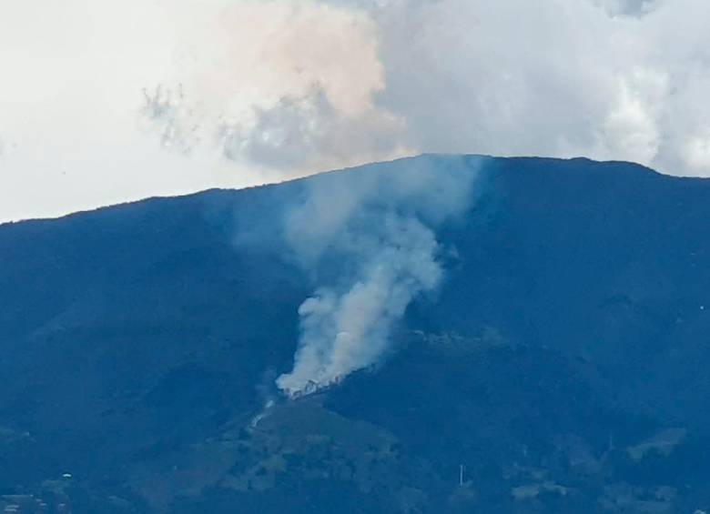 El incendio está siendo atendido por los bomberos de La Estrella. Foto: Cortesía. 