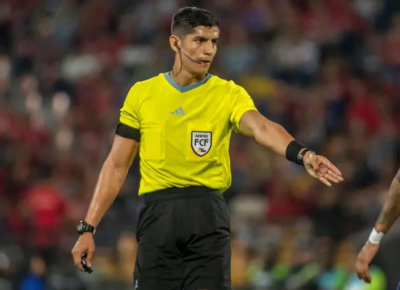 El central José Ortiz de Norte de Santander está en el ojo del huracán por las fallas arbitrales que presentó en el duelo entre Junior y Deportivo Cali en el Romelio Martínez de Barranquilla. FOTO JUAN ANTONIO SÁNCHEZ 