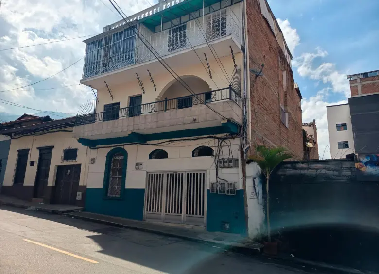 La casa de cuatro pisos y con sótano es la más “mostrona” de la carrera 37 con calle 55 del barrio Boston. FOTO: NÉSTOR LÓPEZ