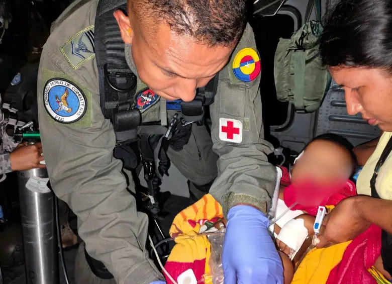 El bebé fue evacuado en un helicóptero de la Fuerza Aeroespacial Colombiana hasta Carepa, Antioquia. Foto: cortesía Fuerza Aeroespacial Colombiana.