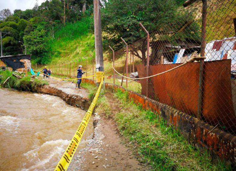 Los bomberos acordonaron la zona de riesgo tras la creciente del río y las inundaciones. FOTO: CORTESÍA BOMBEROS CALDAS