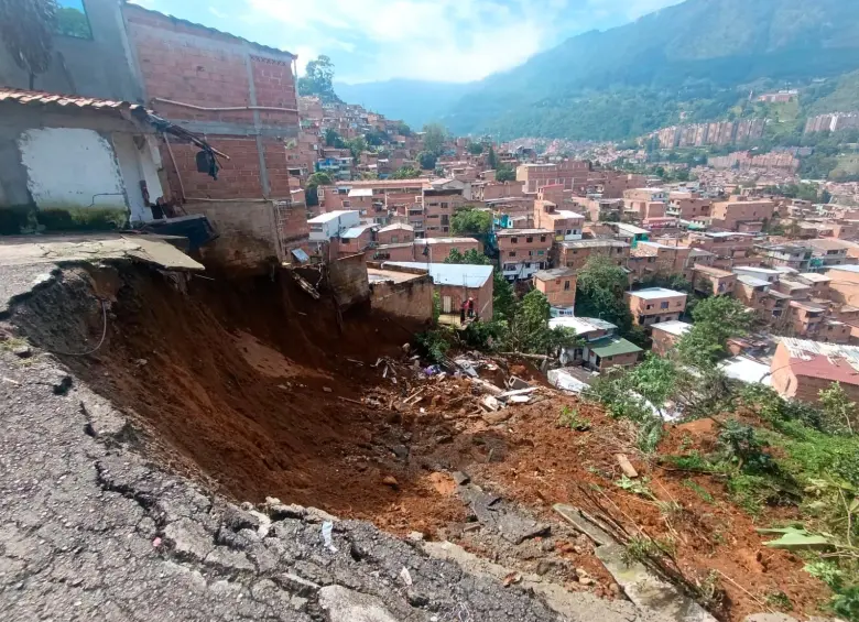 “Estamos en la calle desde la madrugada y no sabemos que pasará con nosotros”: aumentan evacuaciones en Villatina, en Medellín