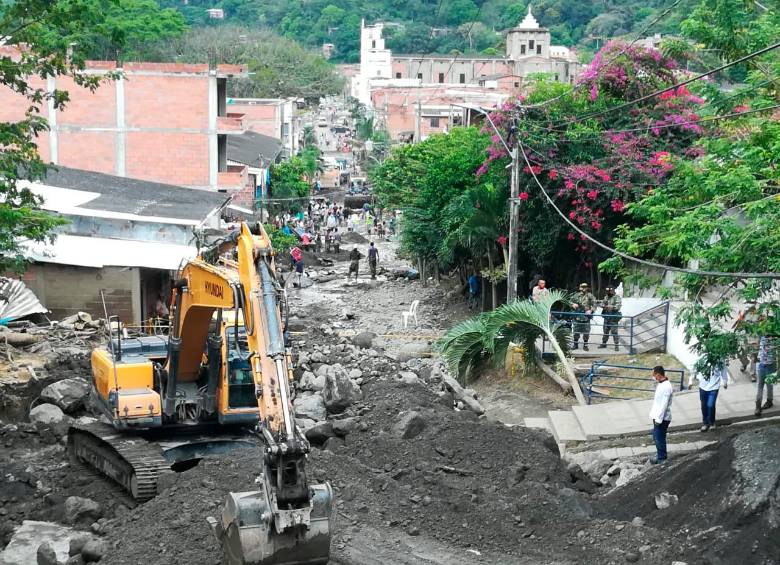 El saldo preliminar es de 185 viviendas afectadas, 52 locales comerciales, y 10 vehículos en los sectores Uribe Uribe, Murillo Toro, La Playita, y Plaza de Mercado. FOTO MANUEL SALDARRIAGA