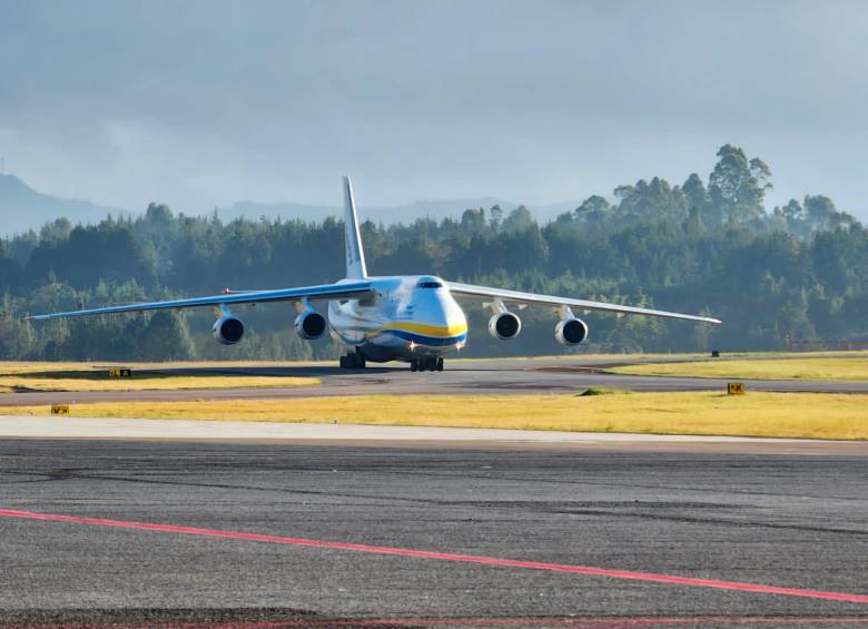 La gigantesca aeronave Antonov aterrizó en el aeropuerto internacional de Medellín este martes. FOTO: CORTESÍA EPM
