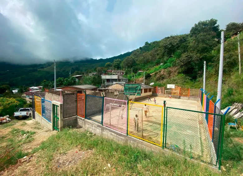 Así quedó el cerramiento de la institución educativa Pescado Capitán, en Briceño, Antioquia. Son 31 estudiantes que disminuyeron sus riesgos con esta obra del CICR. FOTO: CORTESÍA CICR