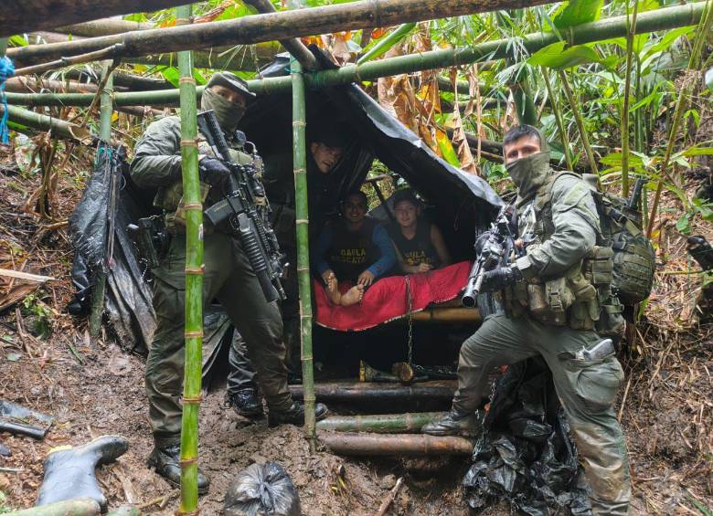 Miguel Ayala y su mánager Nicolás Pantoja en libertad. FOTO: Ministerio de Defensa