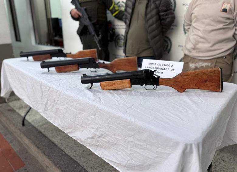 La Policía señaló que los tres lanzagranadas serían de origen búlgaro. FOTO: Cortesía Policía Antioquia
