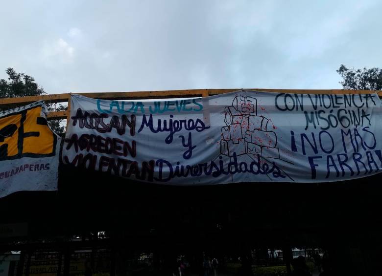 Pancarta contra la violencia sexual en ‘Los jueves de Freud’ ubicada en una de las entradas al campus de Bogotá. FOTO Suministrada