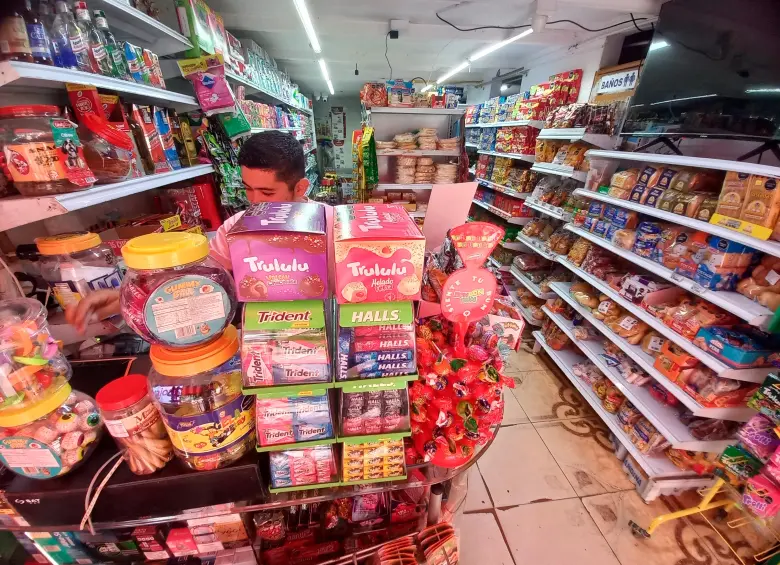 Las tiendas de barrio observaron una recuperación en ventas durante el primer cuatrimestre de 2026, aunque los consumidores realizan compras más estratégicas y reducen la frecuencia de visita en algunas ciudades. FOTO EL COLOMBIANO