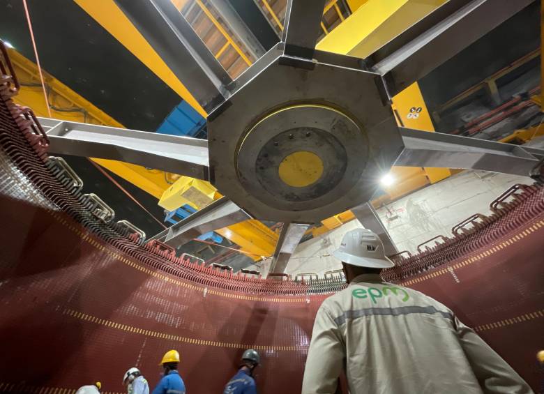En el montaje del estator, cerca de 200 personas –entre contratistas y funcionarios de EPM– trabajaron durante cuatro meses. FOTO: Cortesía EPM.