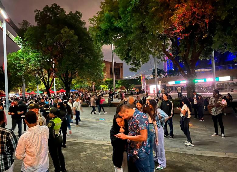 Al llegar al sitio del concierto, los asistentes encontraron que este había sido cancelado. Foto: Daniel R. Góméz.