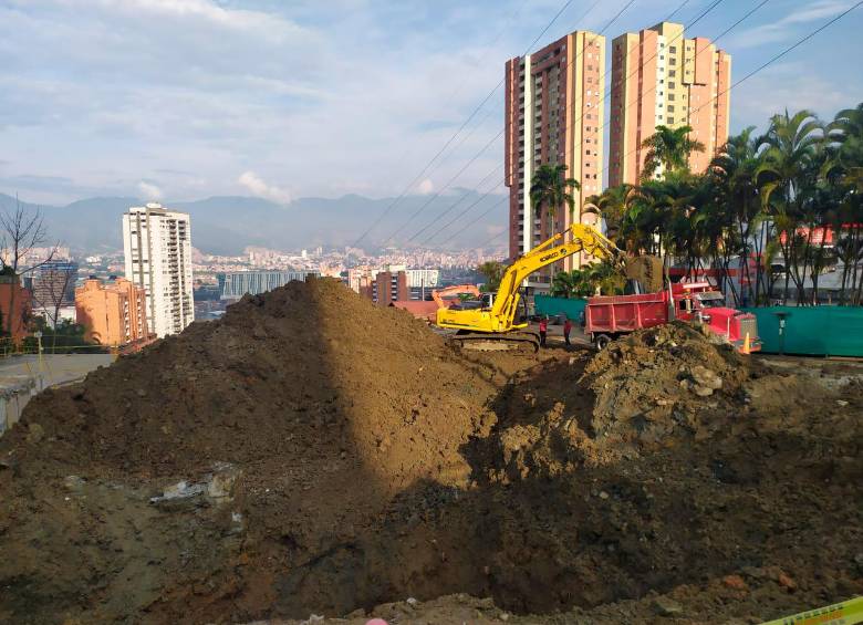 Según la Alcaldía de Medellín, 610 metros cúbicos de tierra impiden la recuperación del box culvert. FOTO: ALCALDÍA DE MEDELLÍN.