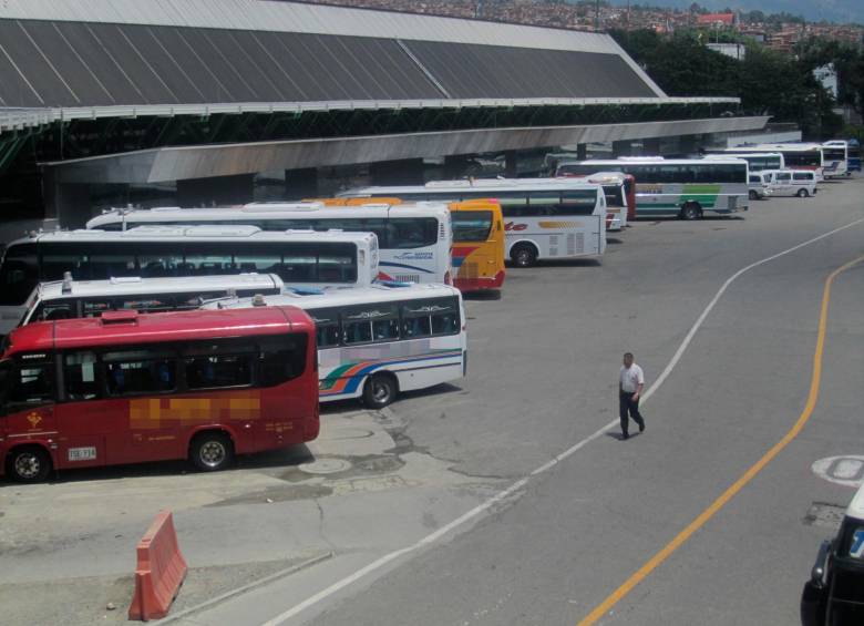 Desde las terminales de transporte de Medellín este mes se movilizarían 1,1 millones de pasajeros, según la Cámara de Transporte de Pasajeros de la Andi. FOTO 