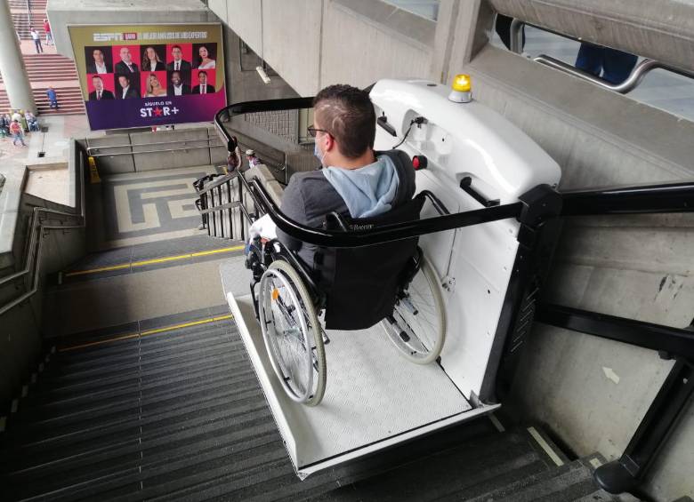 Una persona en situación de discapacidad usando uno de los ascensores del Metro de Medellín. Foto: Susana Cogua