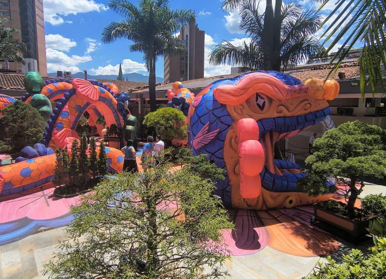Elena, una serpiente inflable multicolor de siete metros de altura, es la figura central de la edición número 29 de la Exposición Bonsái Sandiego. FOTO cortesía